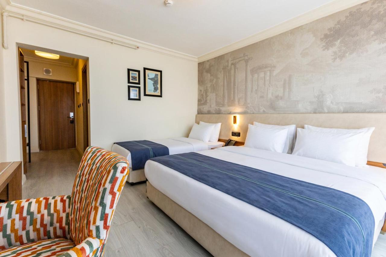 Standard Room with One King Bed and One Single Bed with Sea View