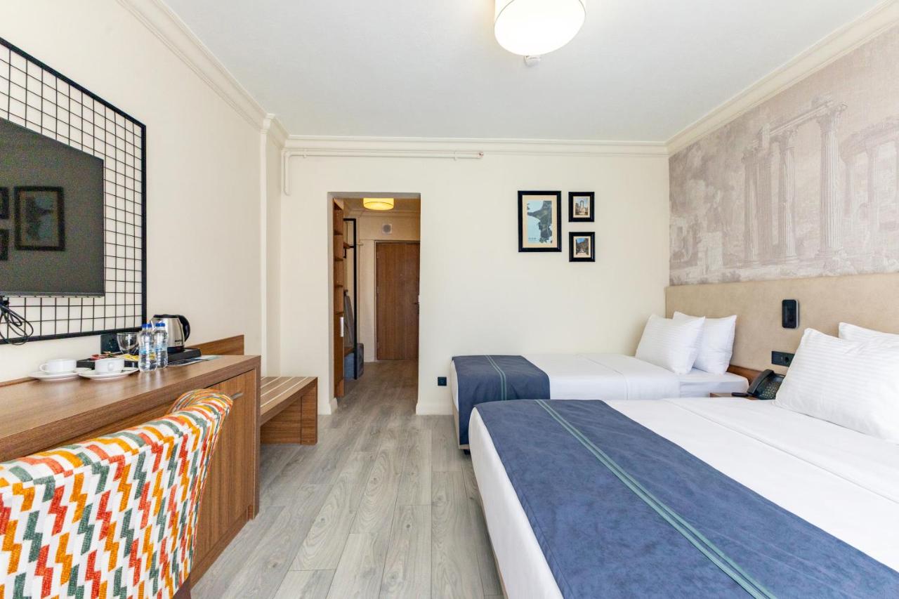 Deluxe Room with One King Bed and One Single Bed with Sea View