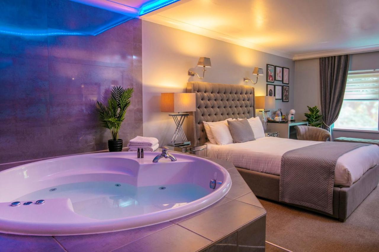 Deluxe King Room with Jetted Tub and Garden View - Non-Smoking