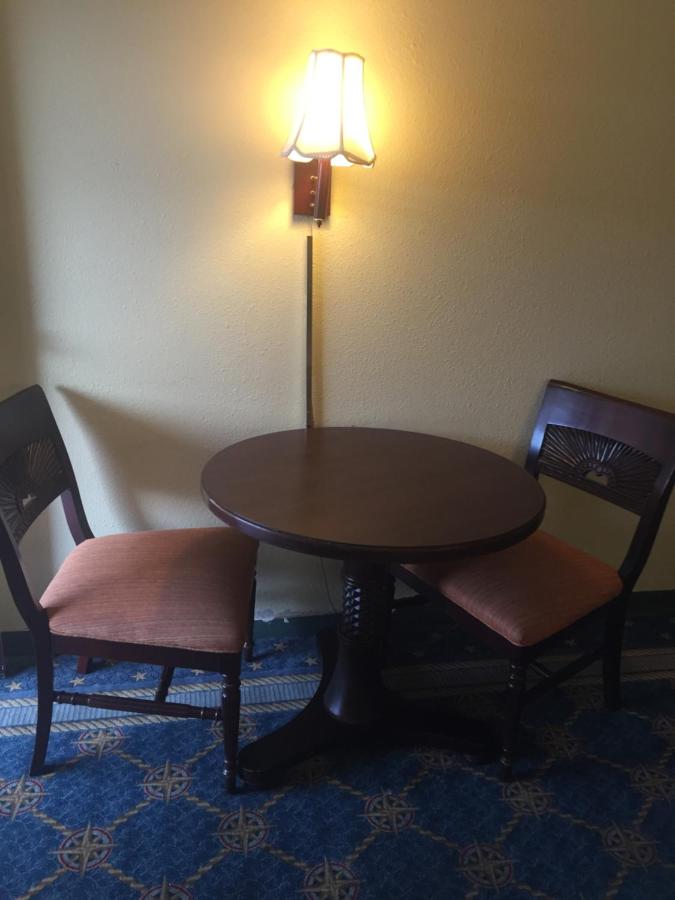 Maple Leaf Inn & Suites — photo 23