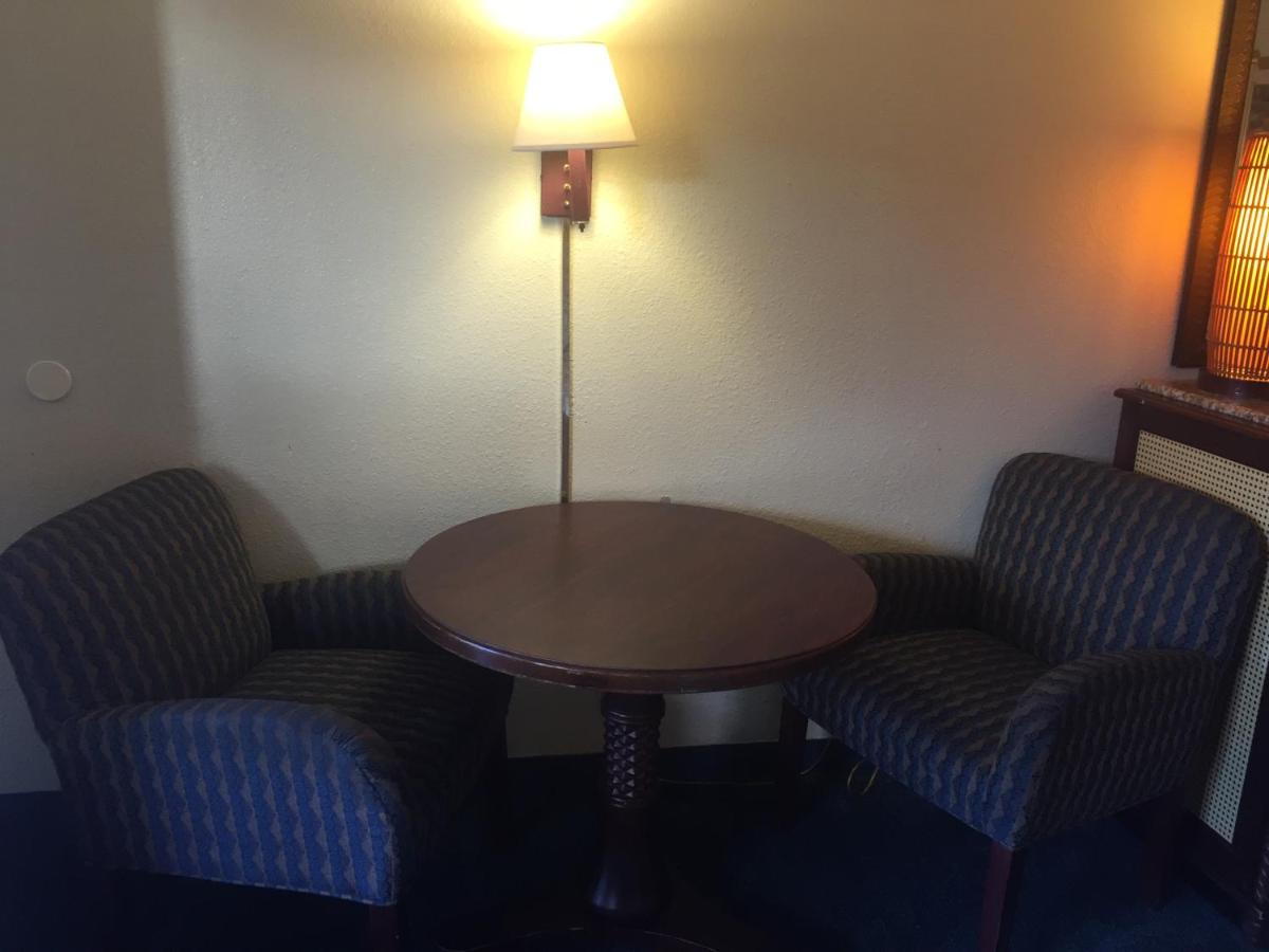 Maple Leaf Inn & Suites — photo 24