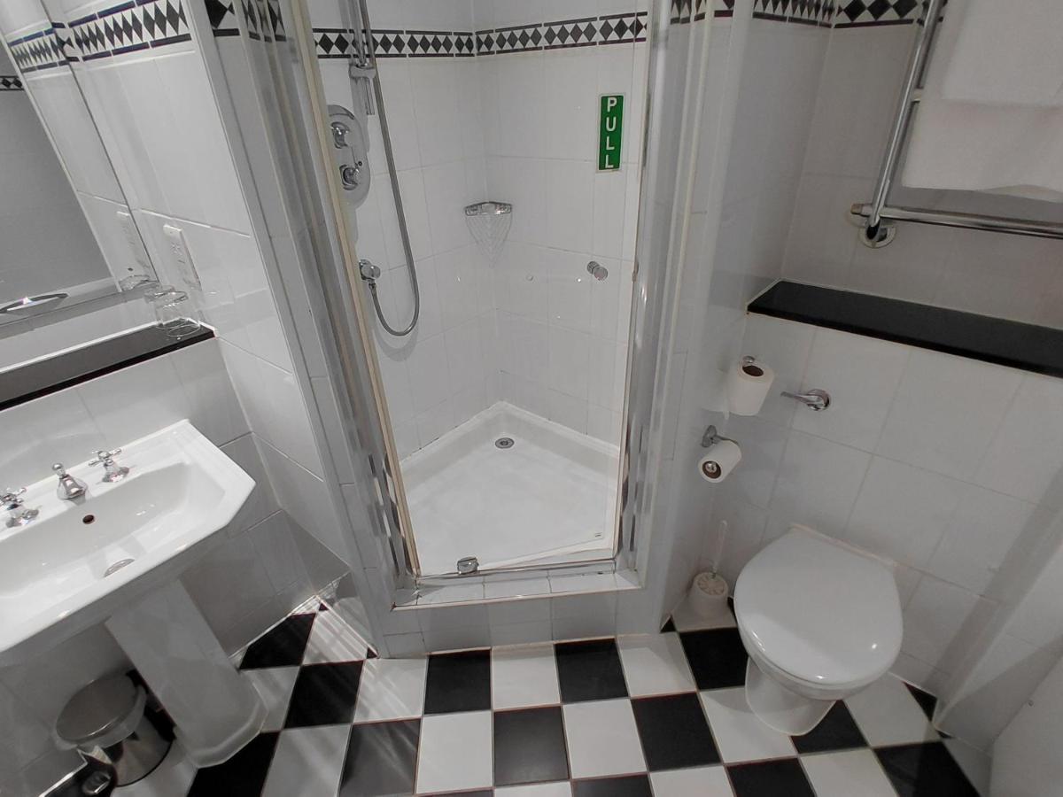 غرفة تنفيذية بسريرين منفصلين