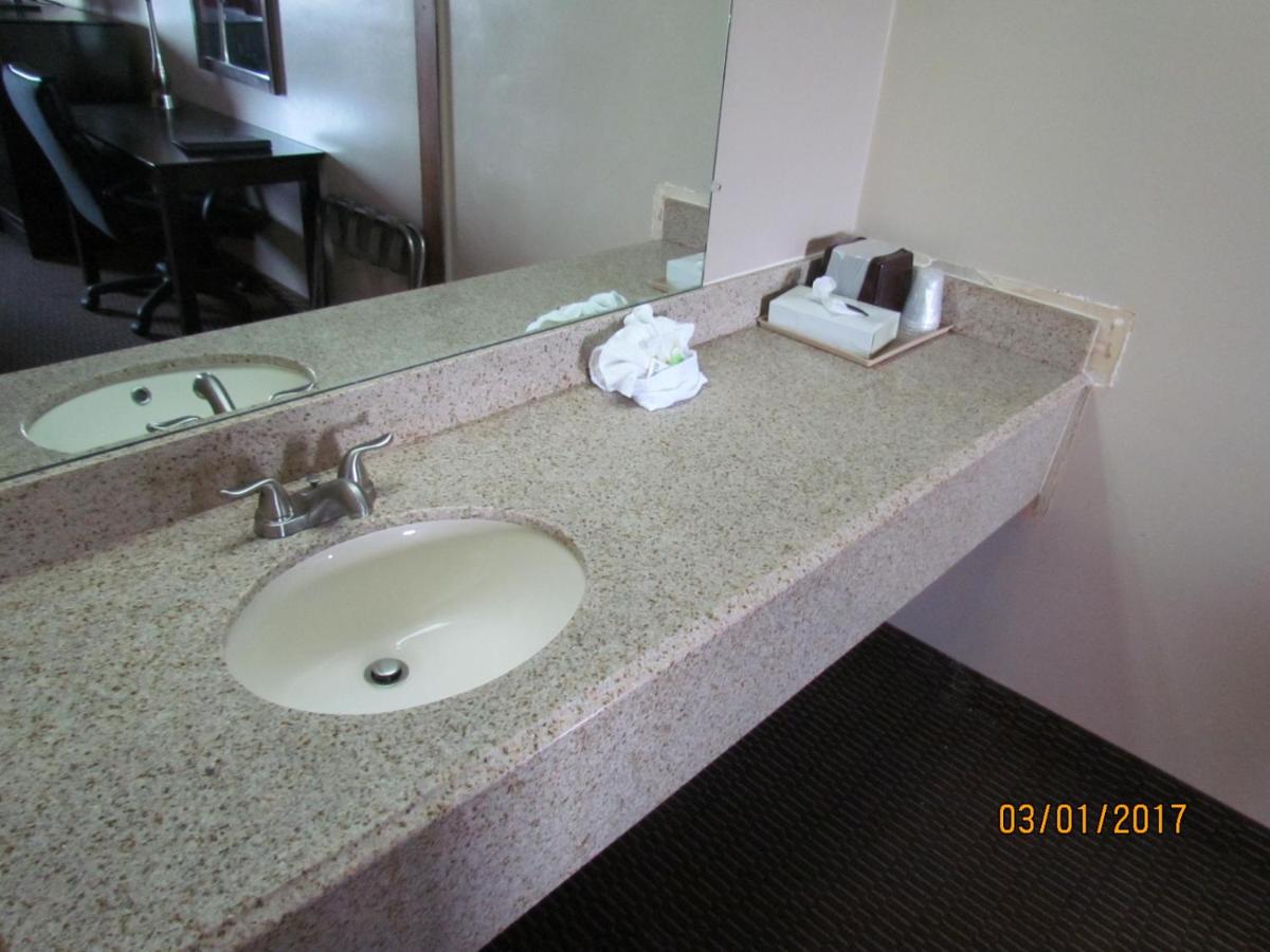 Travelers Lodge Beatrice — photo 18