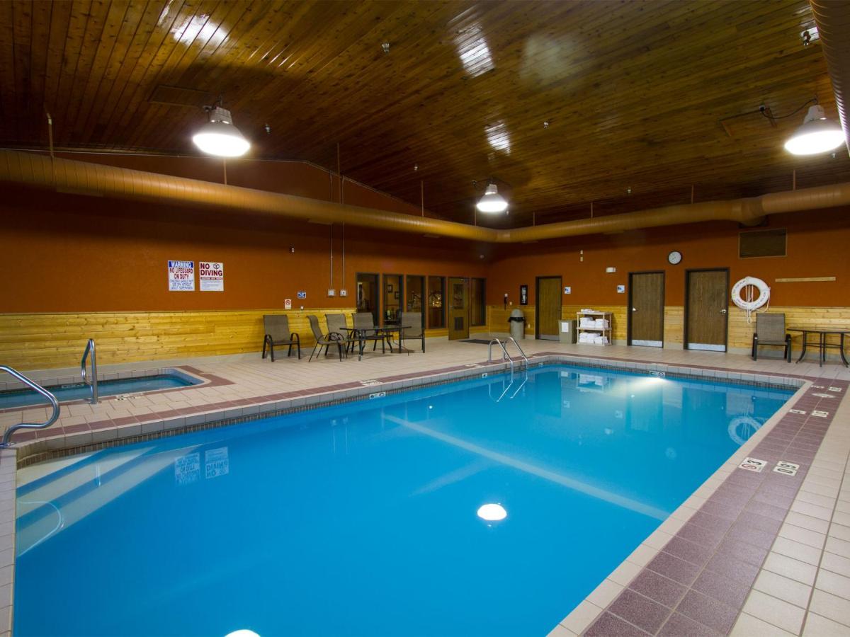 Heated swimming pool: Miles City Hotel & Suites