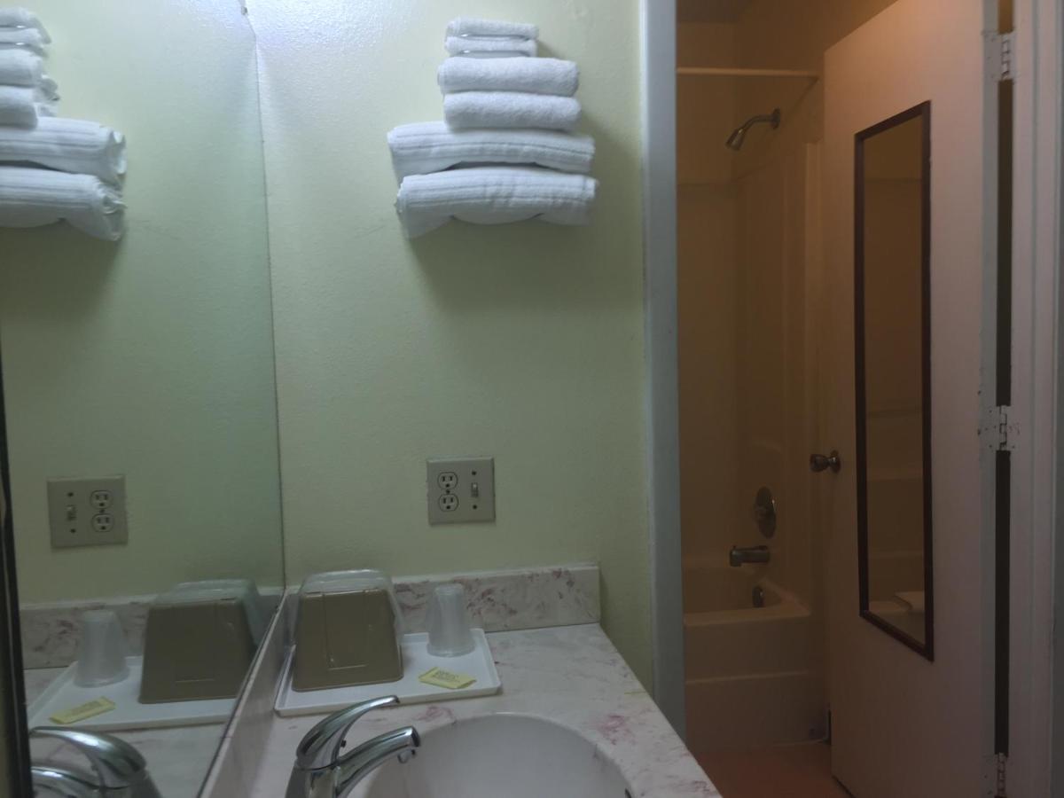 Maple Leaf Inn & Suites — photo 19