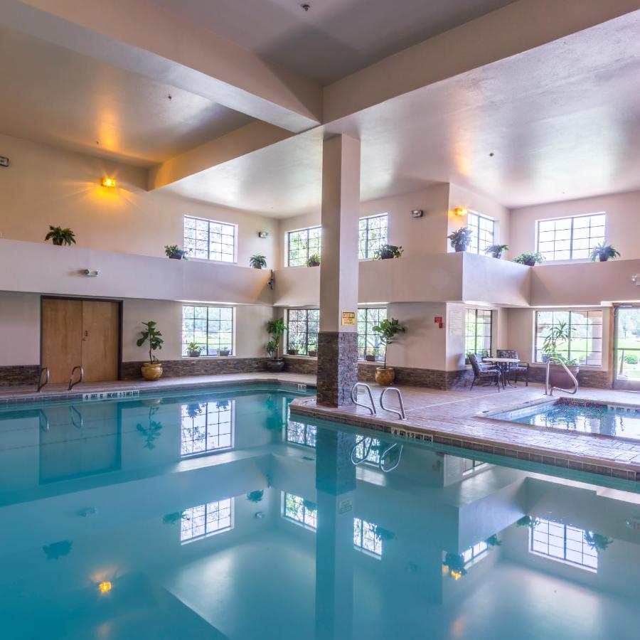 Heated swimming pool: MCM Elegante Lodge & Resorts