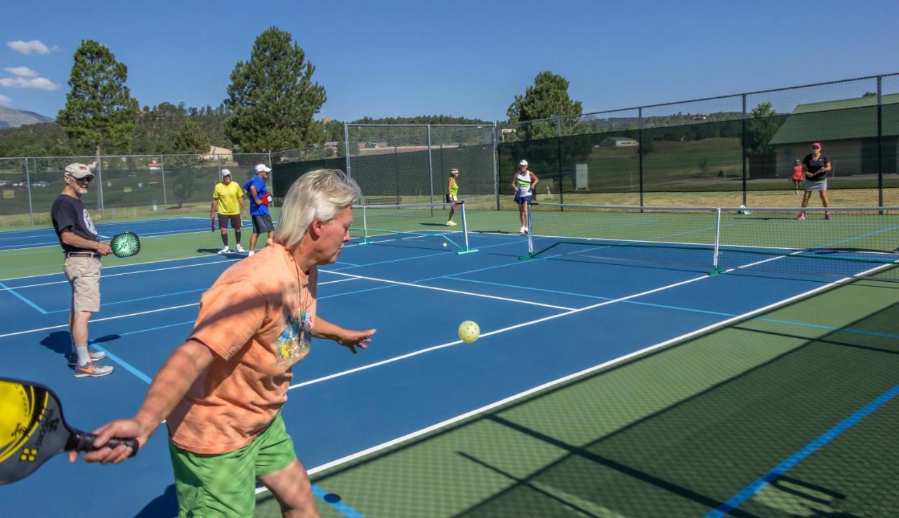 Tennis court: MCM Elegante Lodge & Resorts