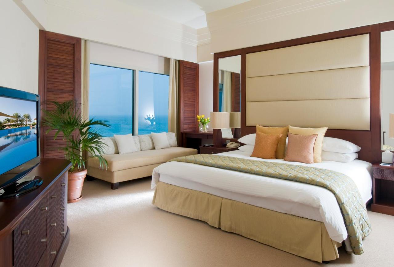 Executive Suite with living room and bedroom sea view