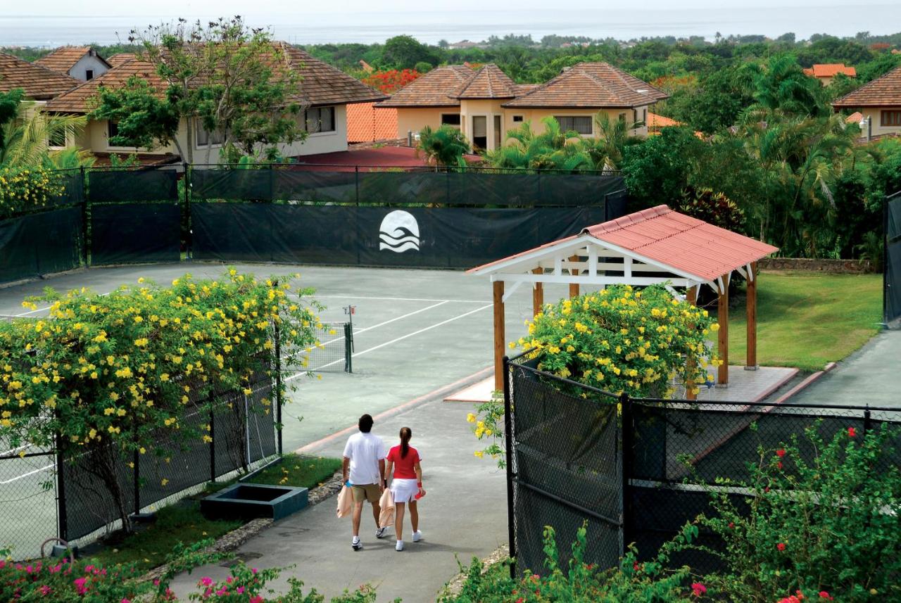 Tennis court: Casa de Campo Resort & Villas