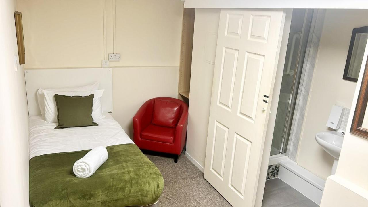 Standard Single Ensuite Room