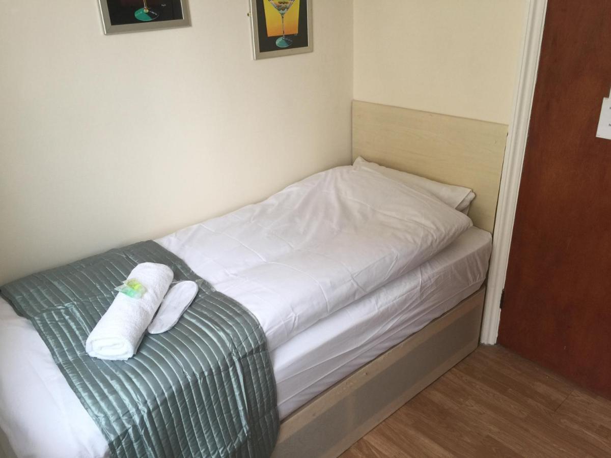 Budget Single Room with Shared Bathroom