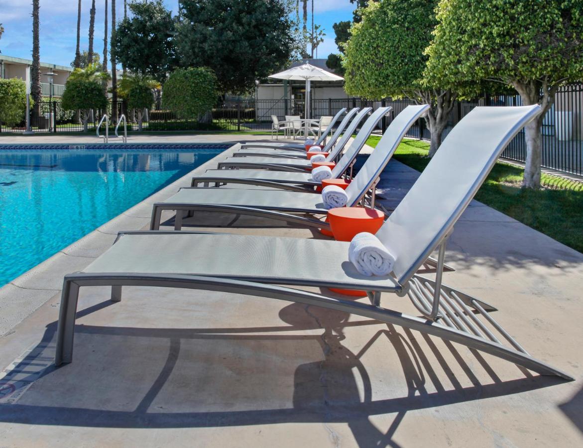 Heated swimming pool: Anaheim Hotel