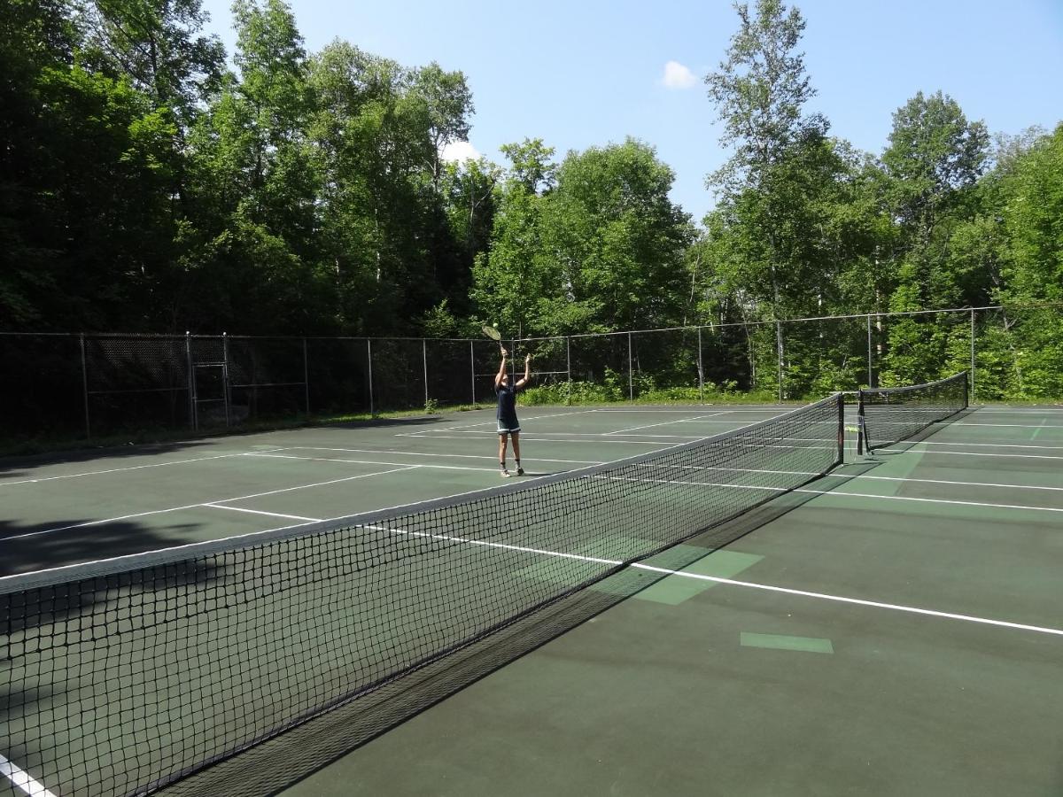 Tennis court: Garnet Hill Lodge