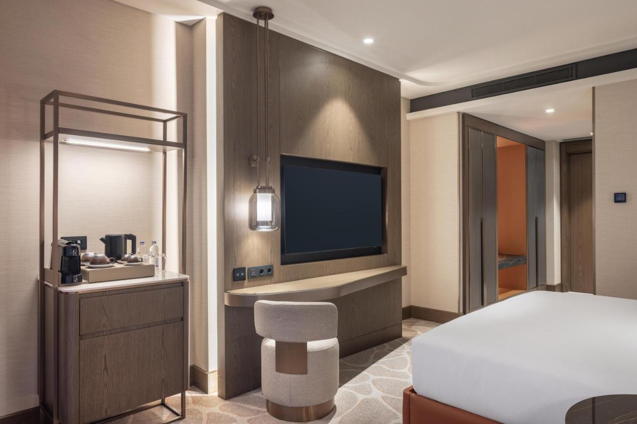 King Deluxe Room with Terminal View
