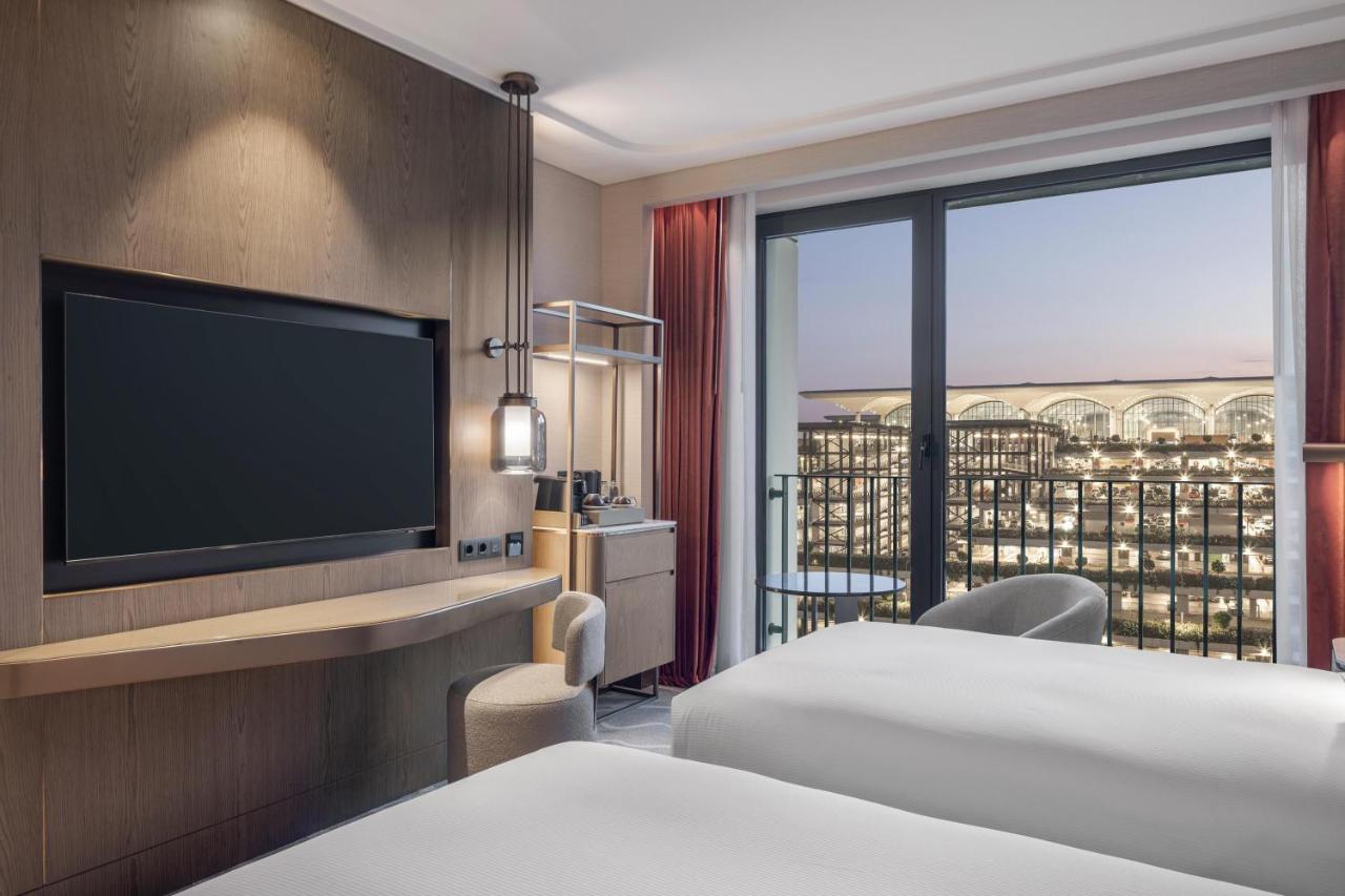 Twin Deluxe Room with Terminal View