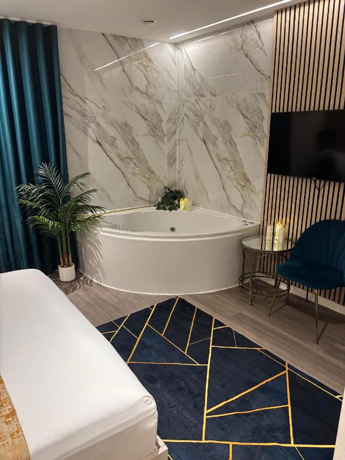 Double Studio with Jacuzzi (Lower Ground floor)