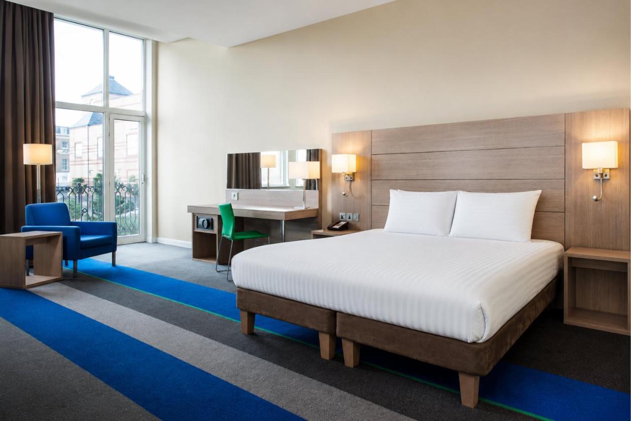 Premium Family King Room with Two Single Beds, Balcony and Sea View