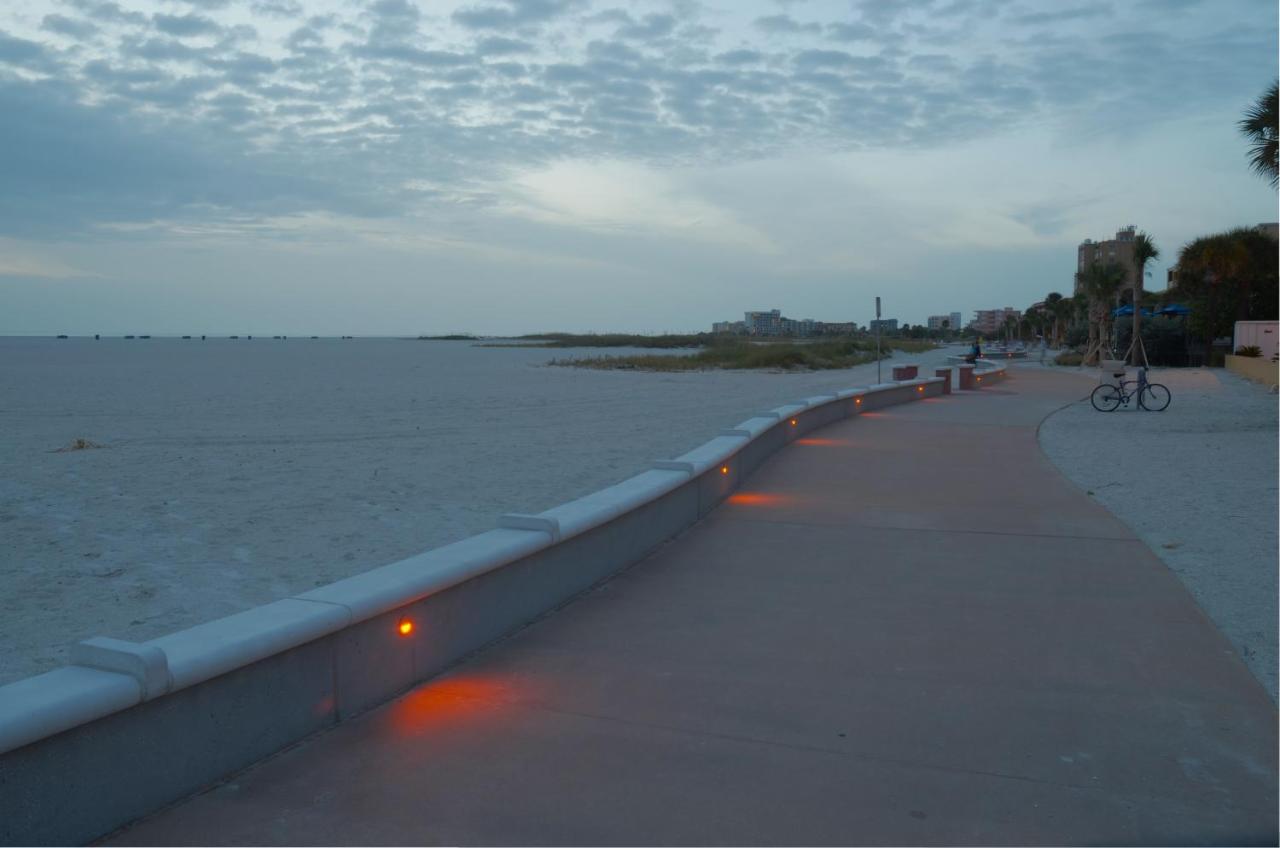 Page Terrace Beachfront Hotel — photo 18