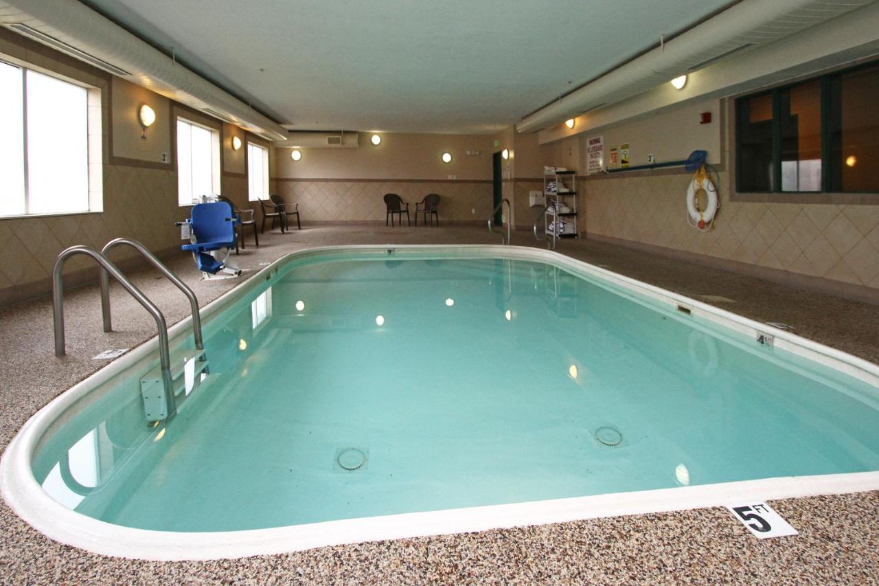 Heated swimming pool: New Victorian Inn & Suites Lincoln