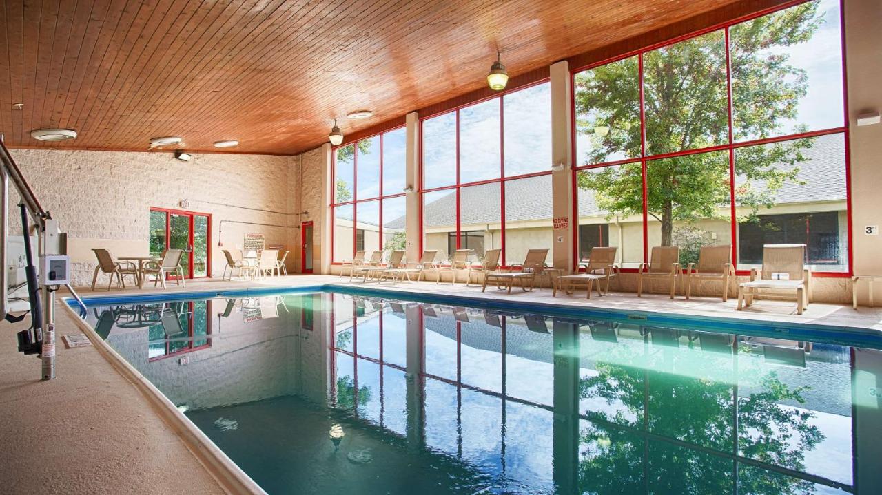 Heated swimming pool: Best Western Plus York Hotel and Conference Center