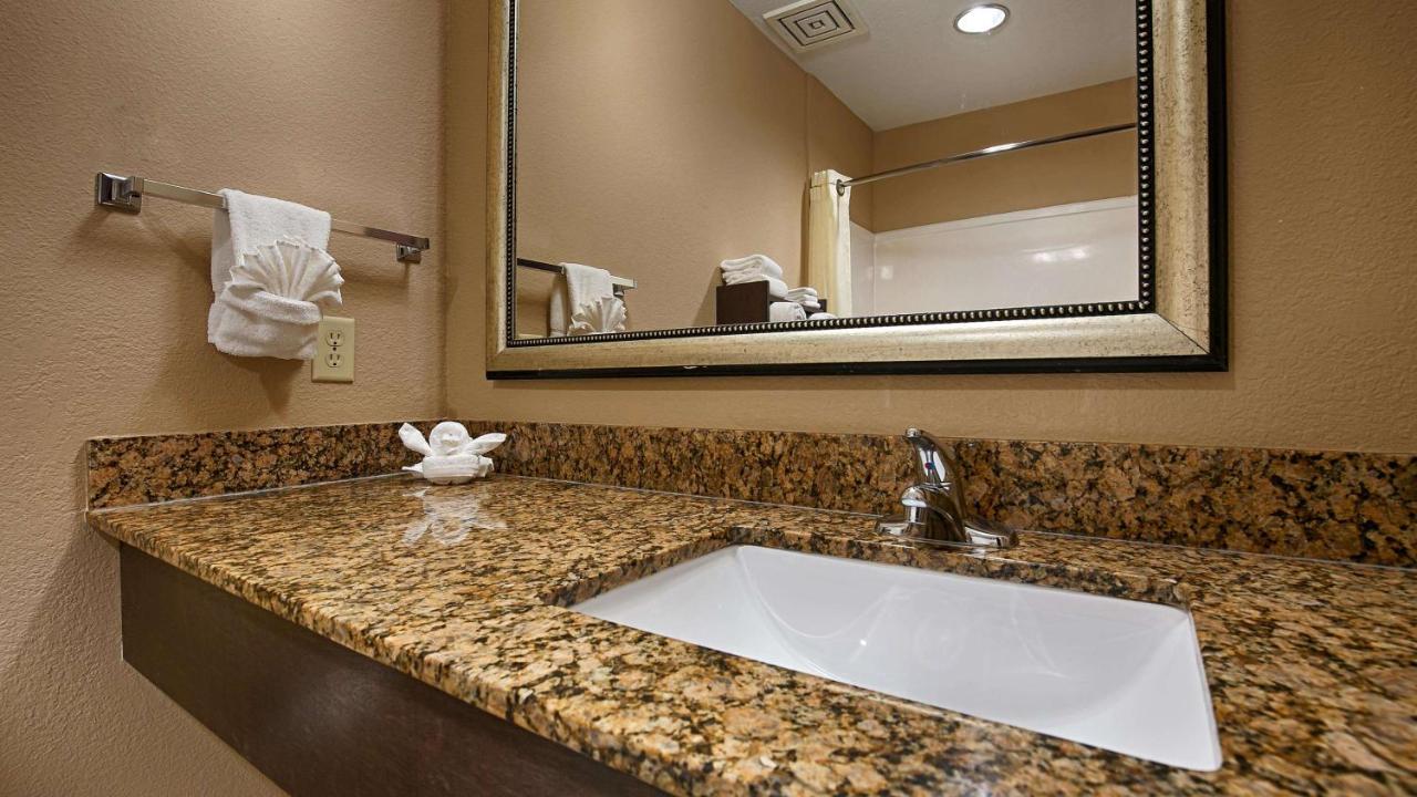 Belmont Bayou Inn & Suites — photo 22