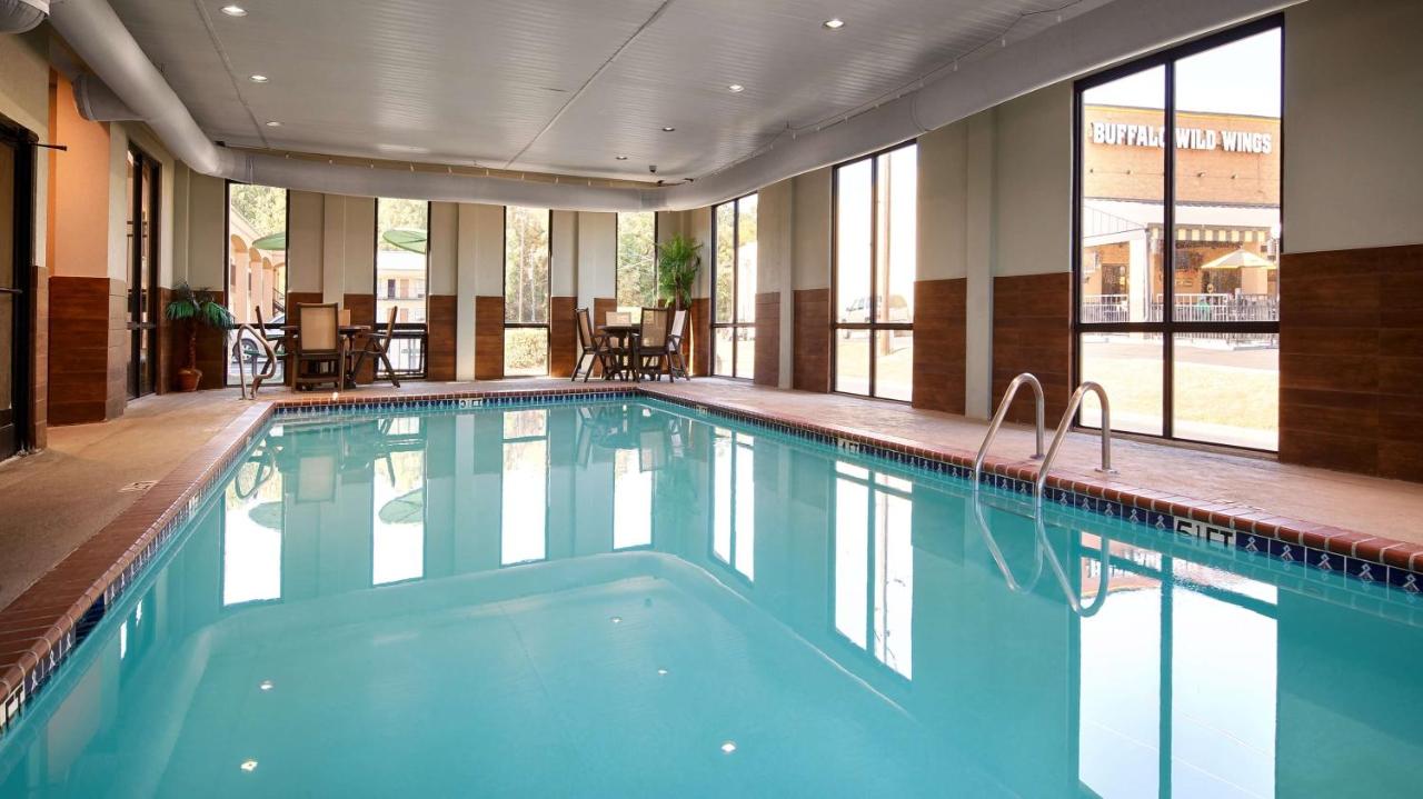 Heated swimming pool: Best Western Executive Suites