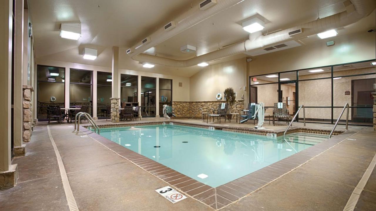 Heated swimming pool: Best Western PLUS Cimarron Hotel & Suites