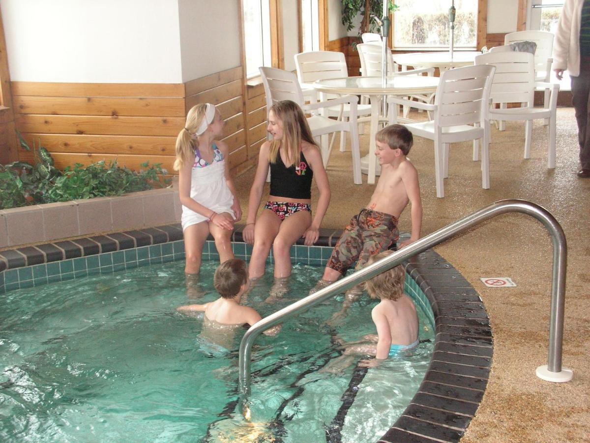Heated swimming pool: Country Inn Two Harbors