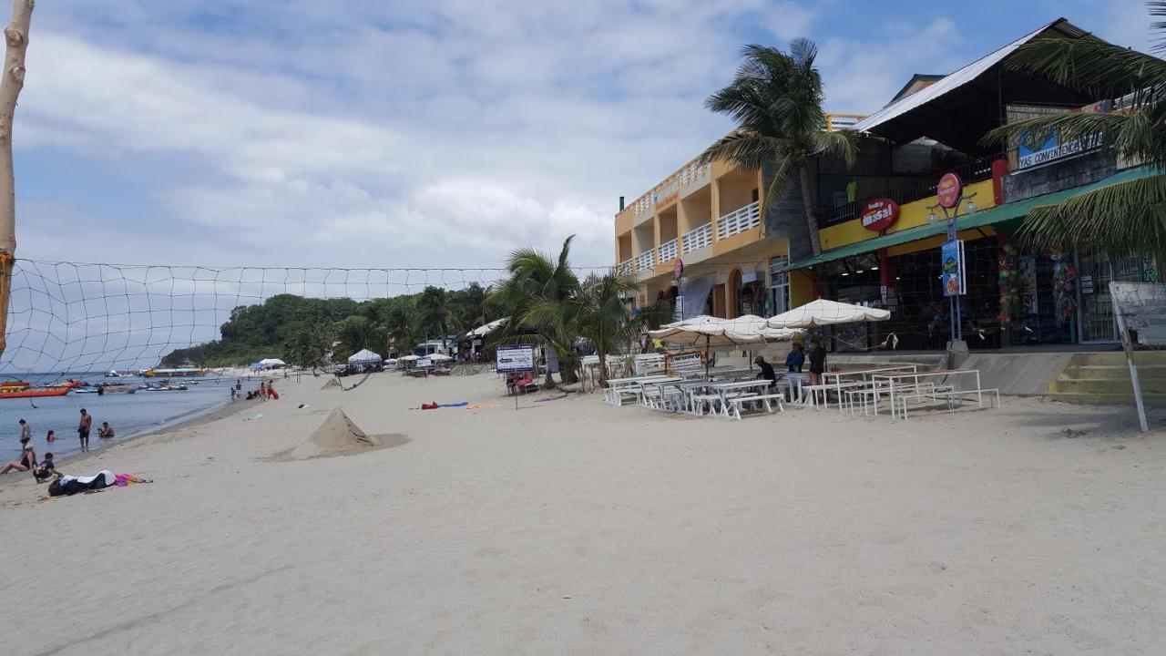Beach: Finesse Residencia Cocktail Bar and Restaurant