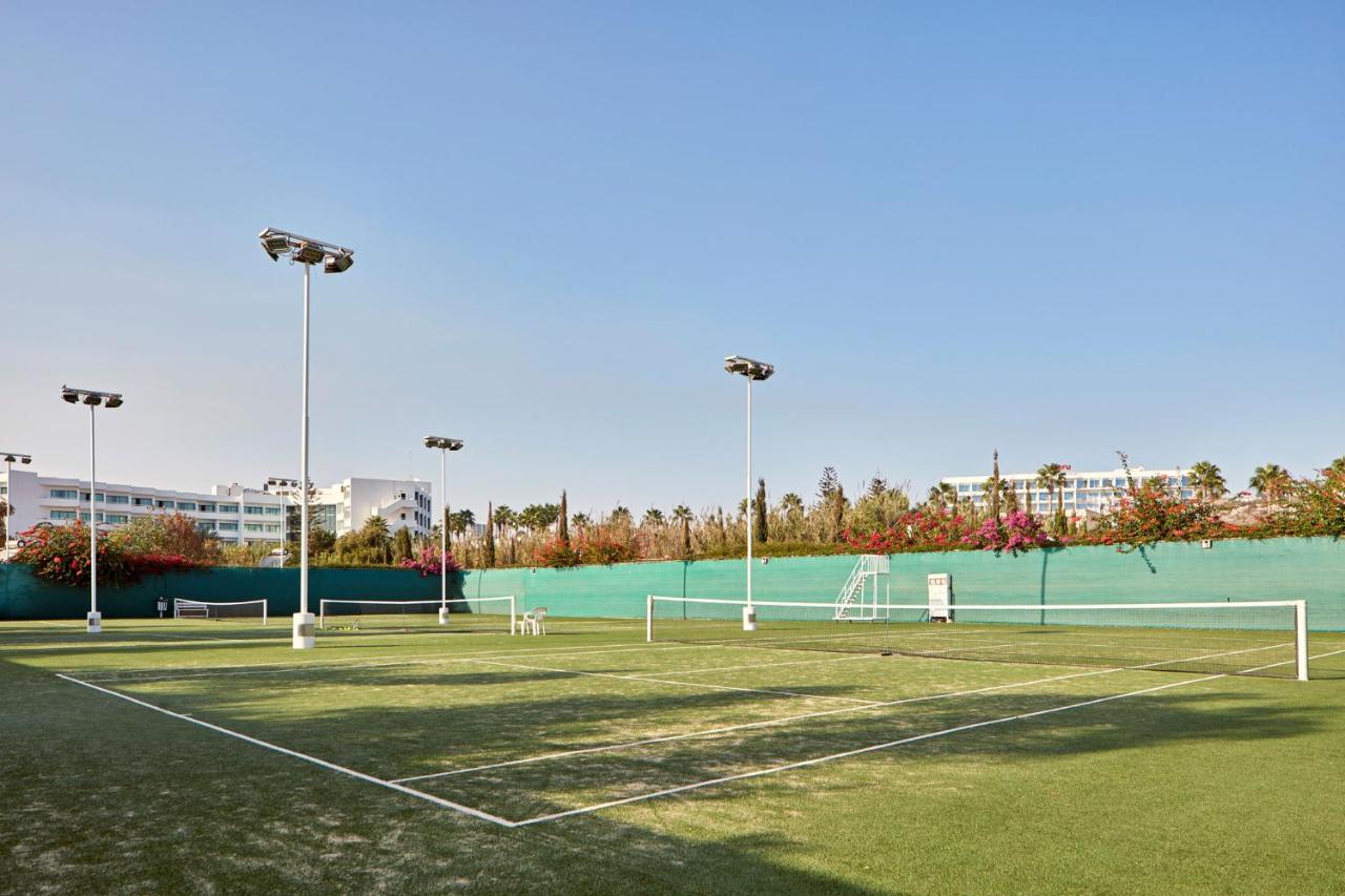 Tennis court: Grecian Bay