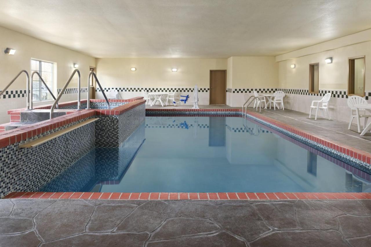 Heated swimming pool: Country Inn & Suites by Radisson, Topeka West, KS