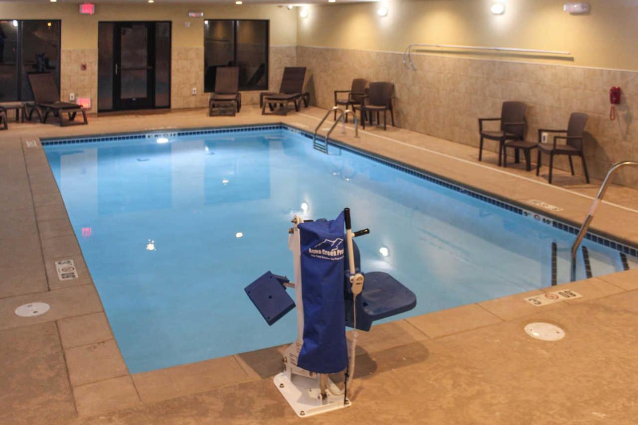 Heated swimming pool: Comfort Suites Brookings