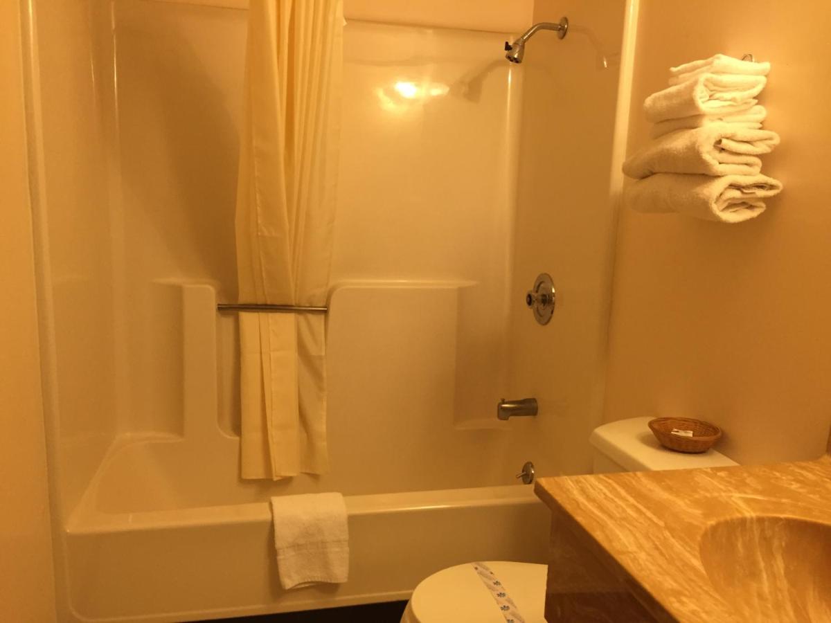 Baxter Inn 4 Less — photo 11