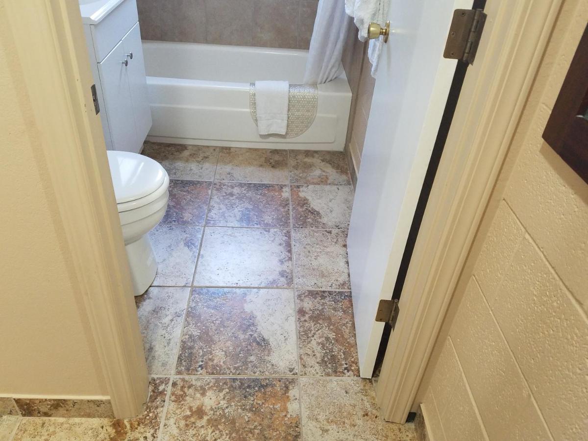 Townhouse Inn & Suites — photo 23