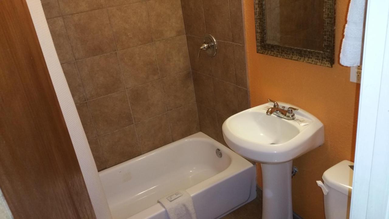 Budget Inn — photo 12