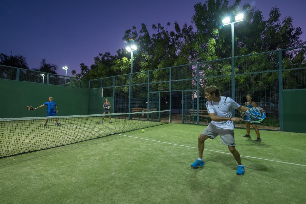 Tennis court: Hotel Casa Hemingway