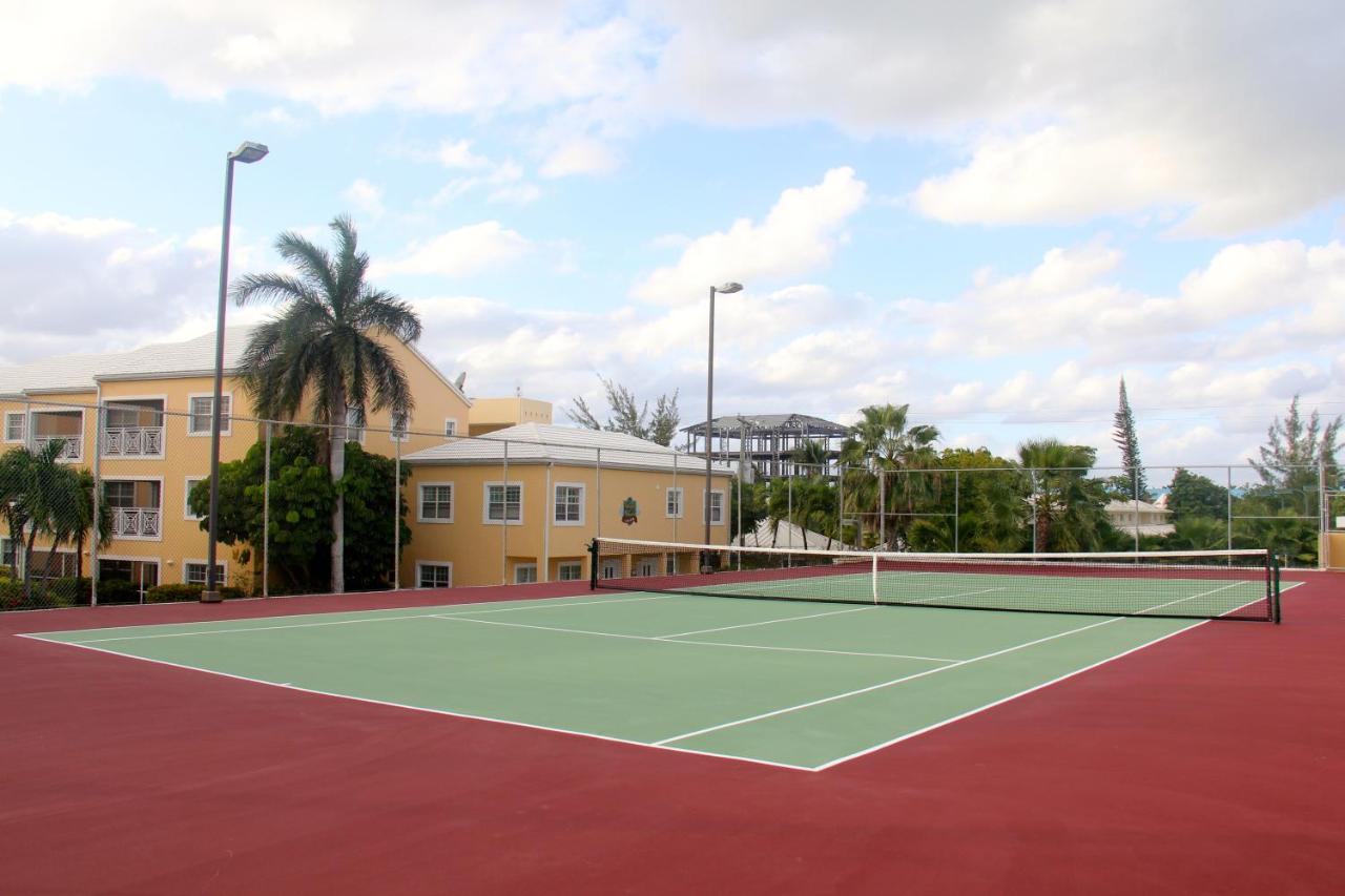 Tennis court: Regal Beach Club