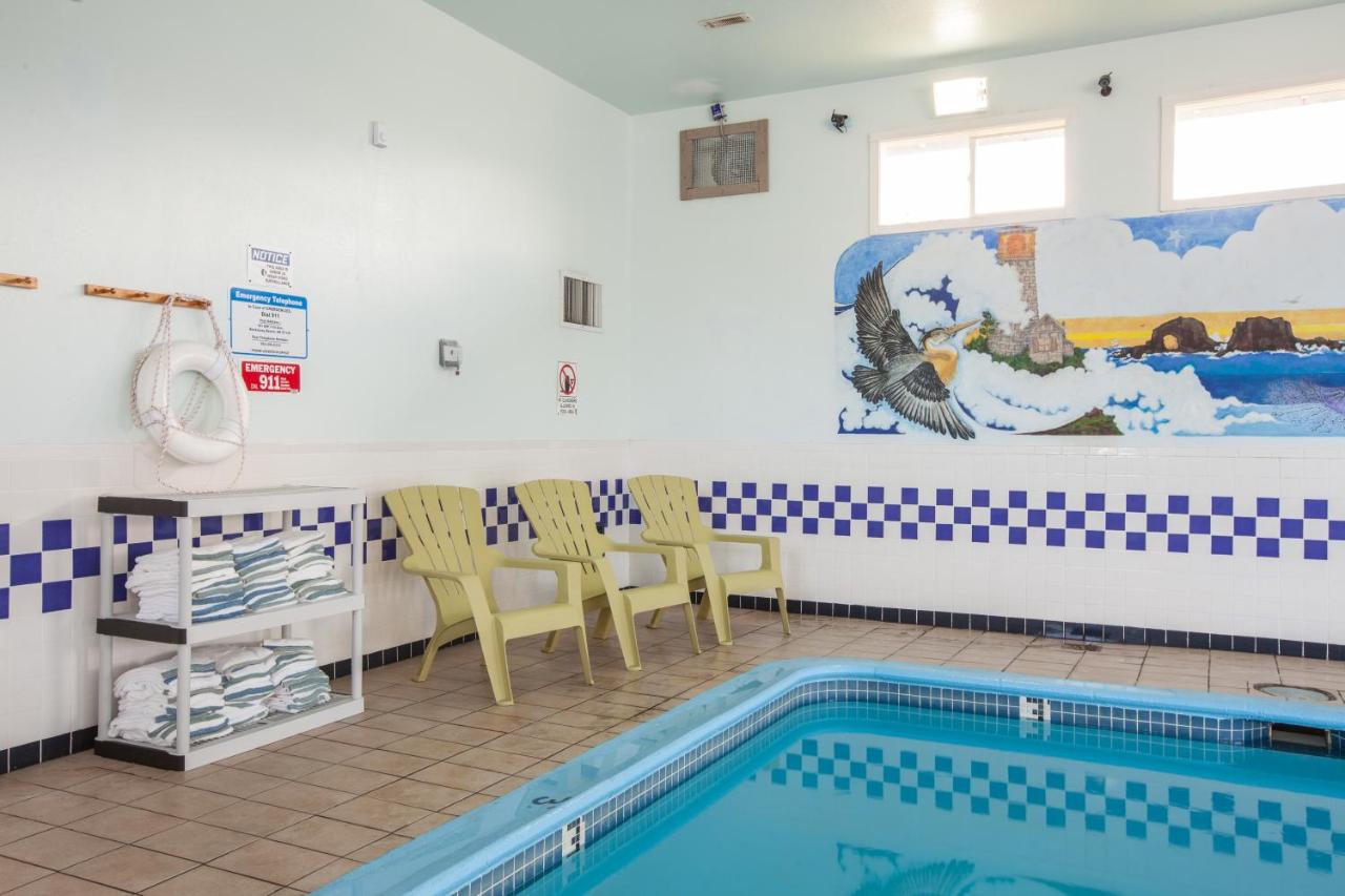 Heated swimming pool: Surfside Resort