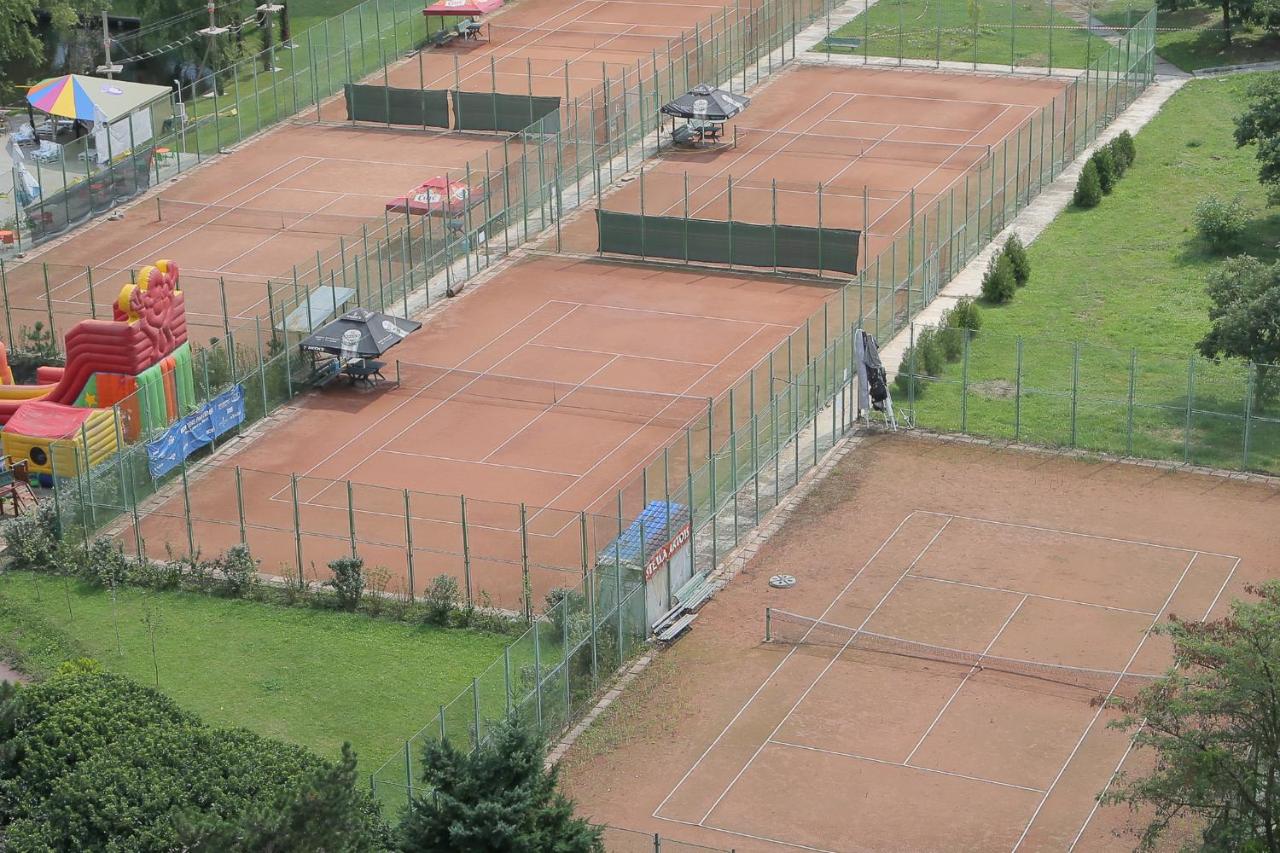 Tennis court: Univers T Hotel