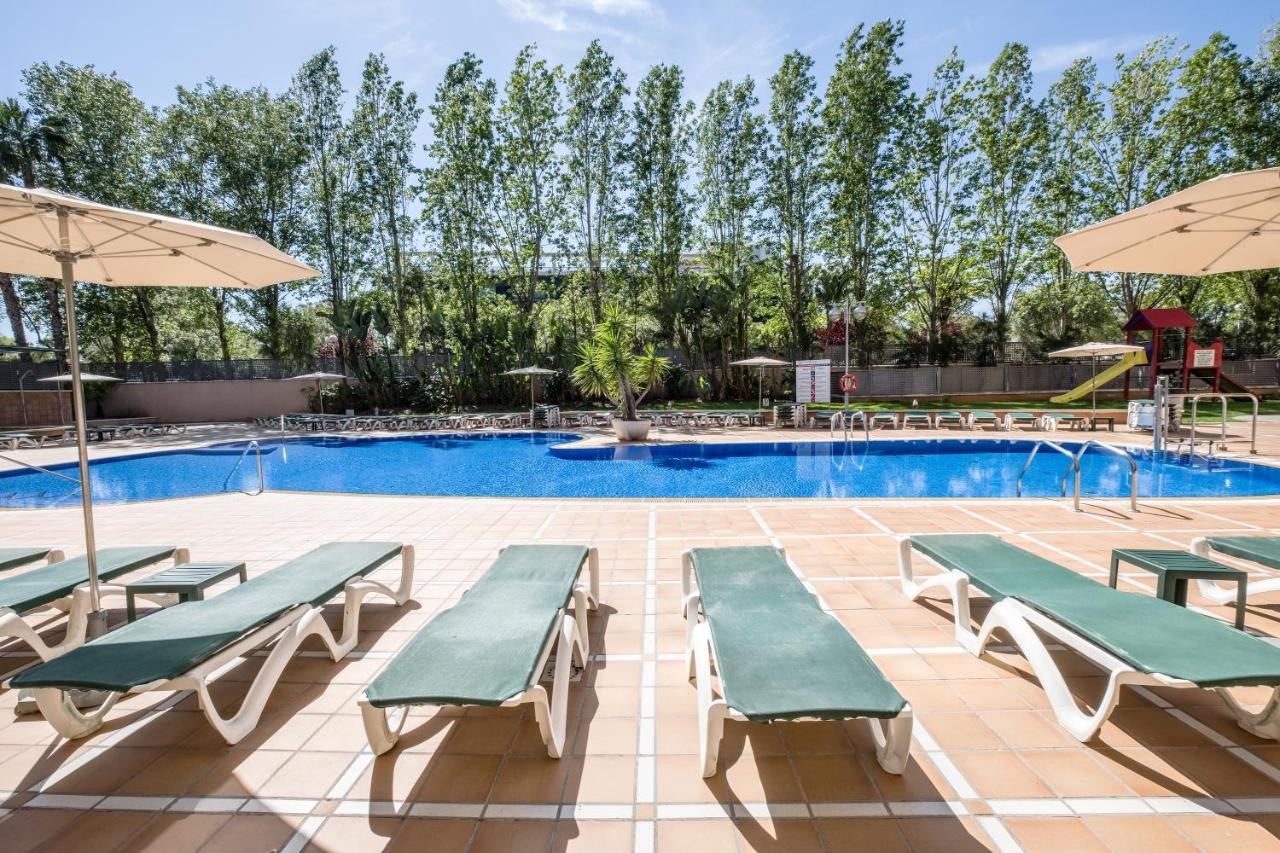 Heated swimming pool: Hotel California Palace
