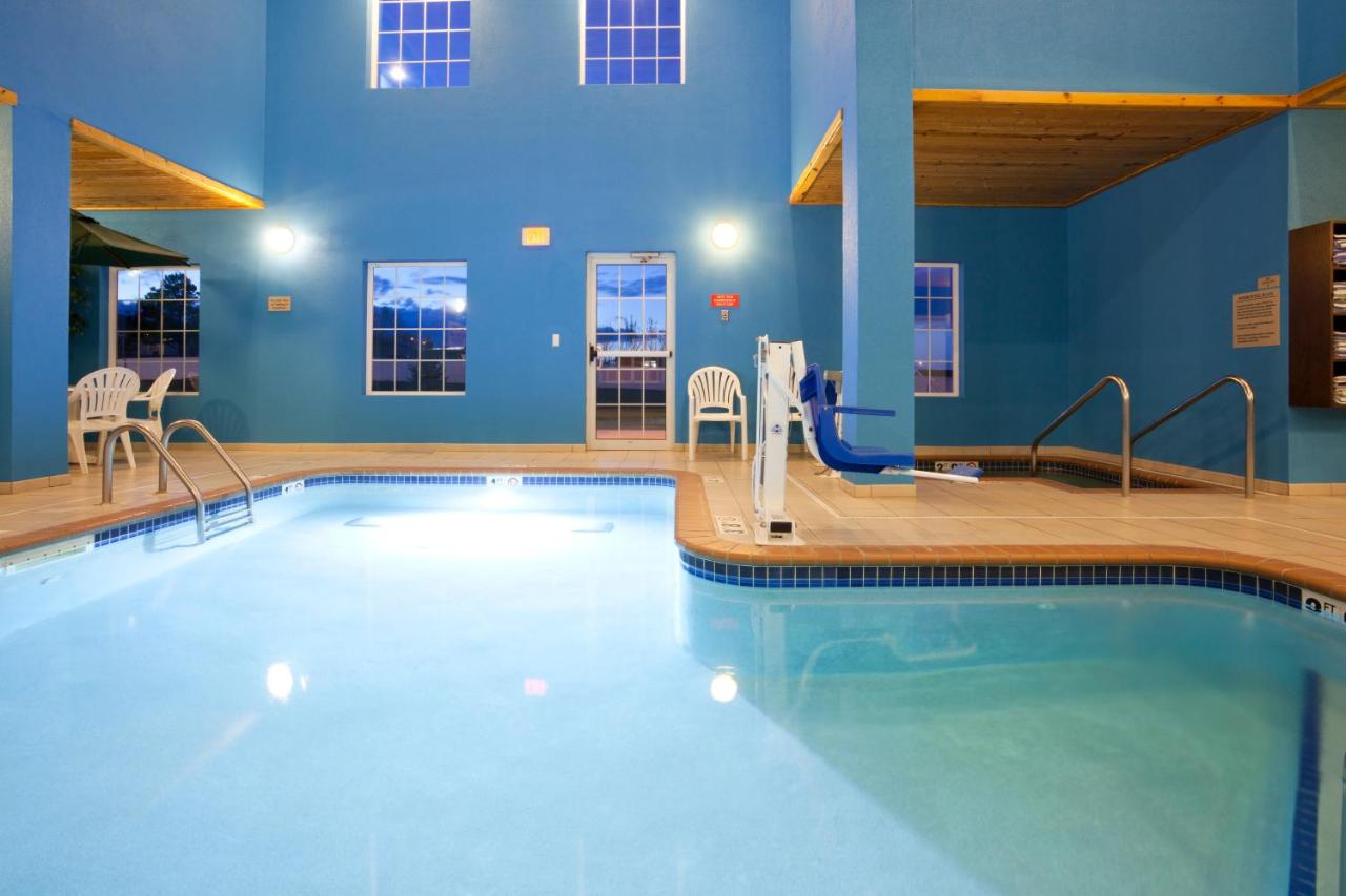 Heated swimming pool: GrandStay Residential Suites Rapid City