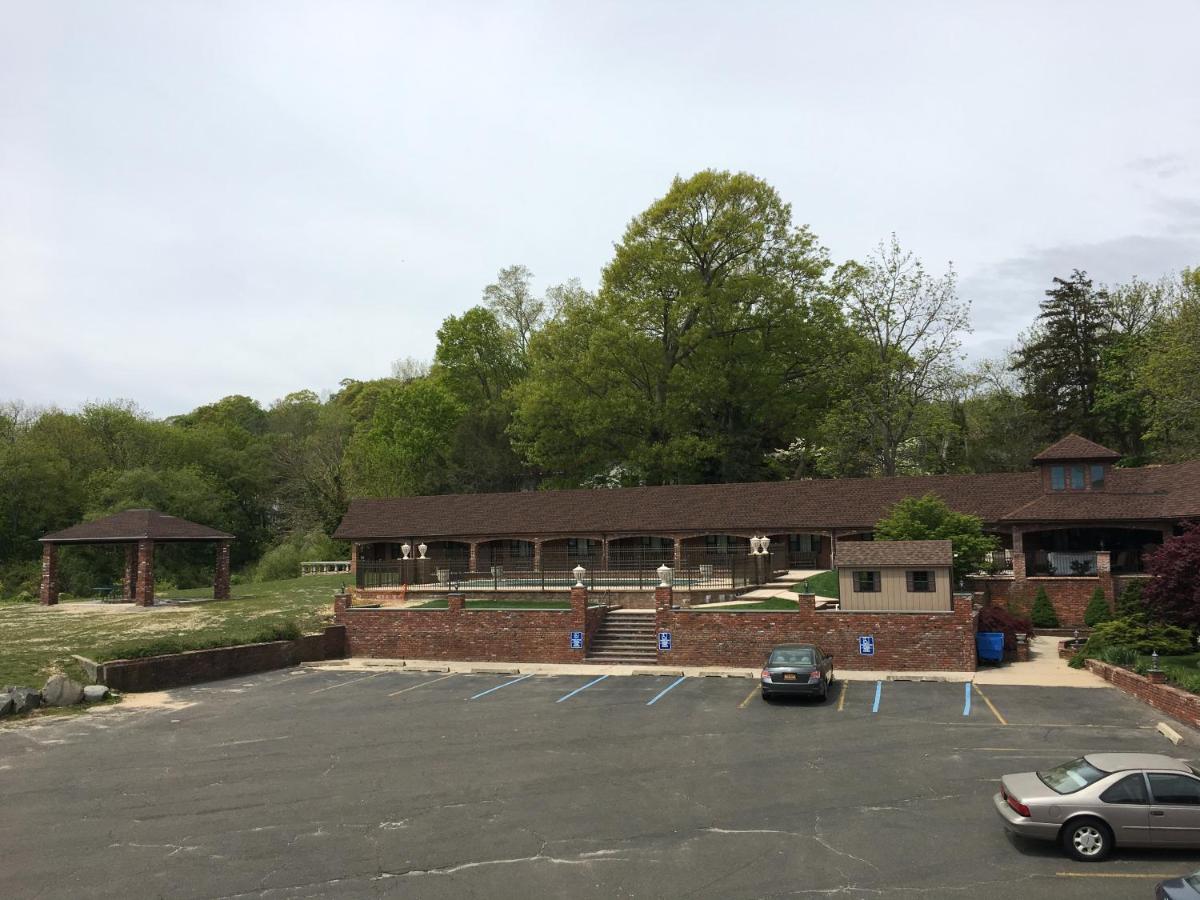 Chalet Inn & Suites — photo 16