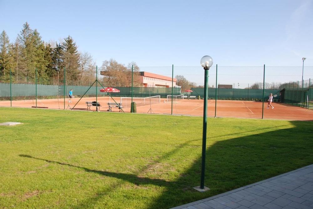 Tennis court: Penzión Rocket Club