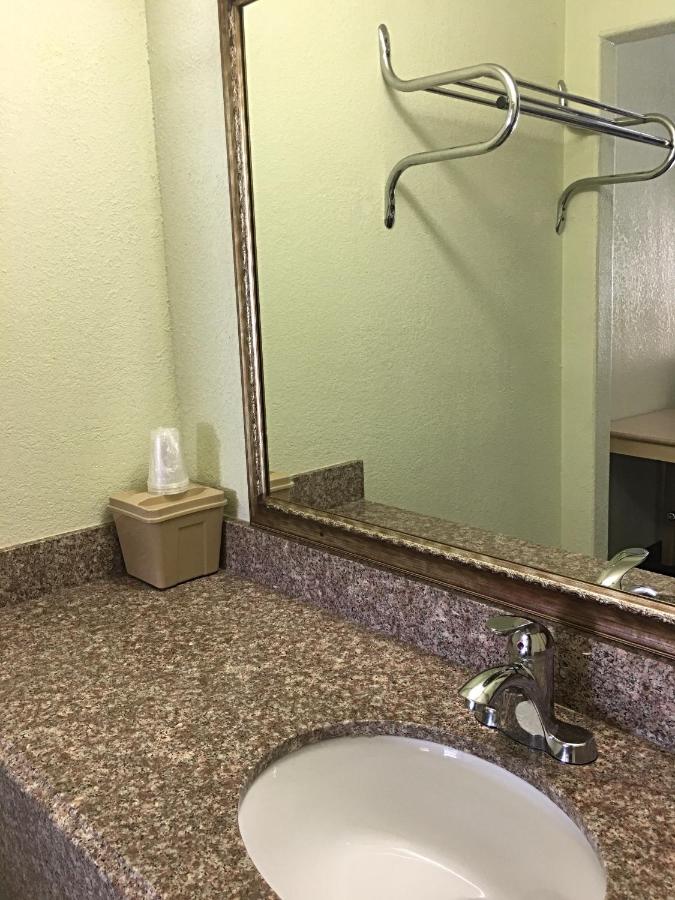 Budget Inn — photo 12