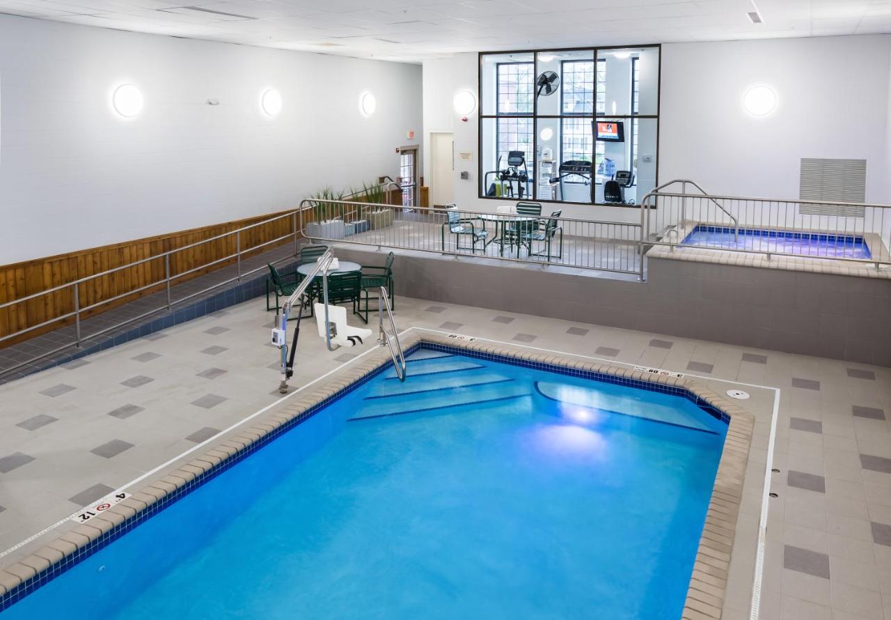 Heated swimming pool: Aspen Suites - Rochester