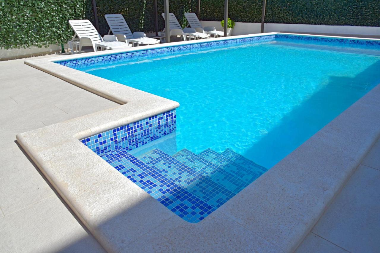 Heated swimming pool: Besker Apartment