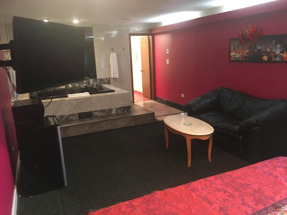 Midway Inn & Suites — photo 4