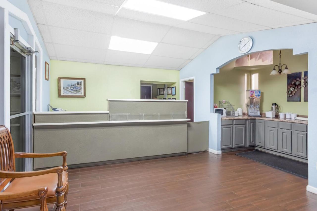 Lakeview Inn & Suites — photo 15