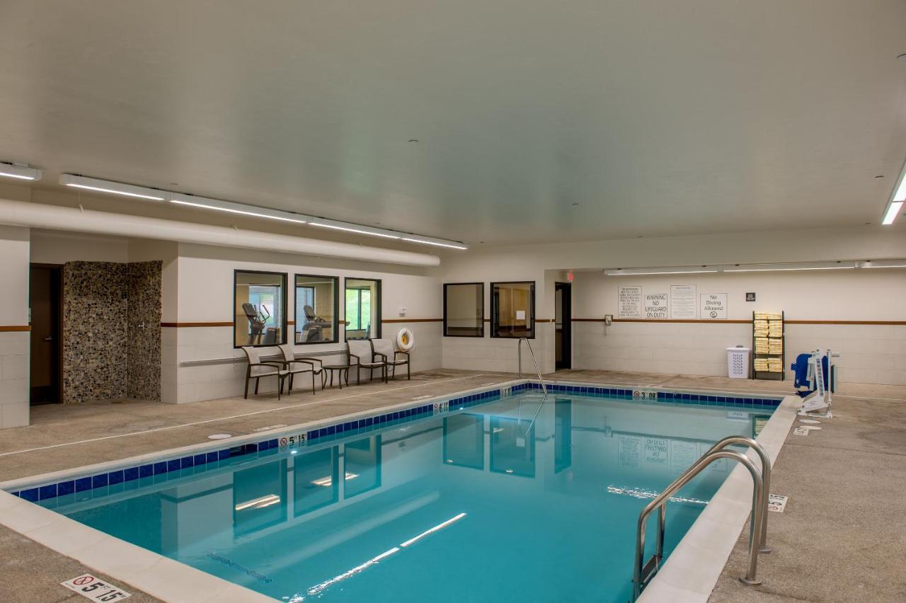 Heated swimming pool: Cedar Creek Lodge & Conference Center
