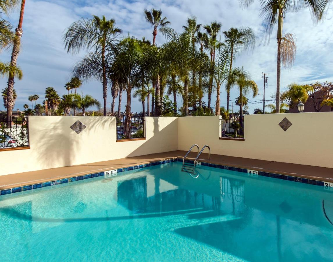 Heated swimming pool: Best Western Plus Carpinteria Inn